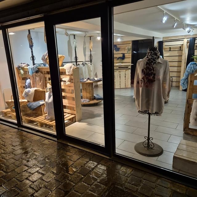 Boutique de vêtements et accessoires 

Boutique située au 74 rue de Halles 76750 Buchy